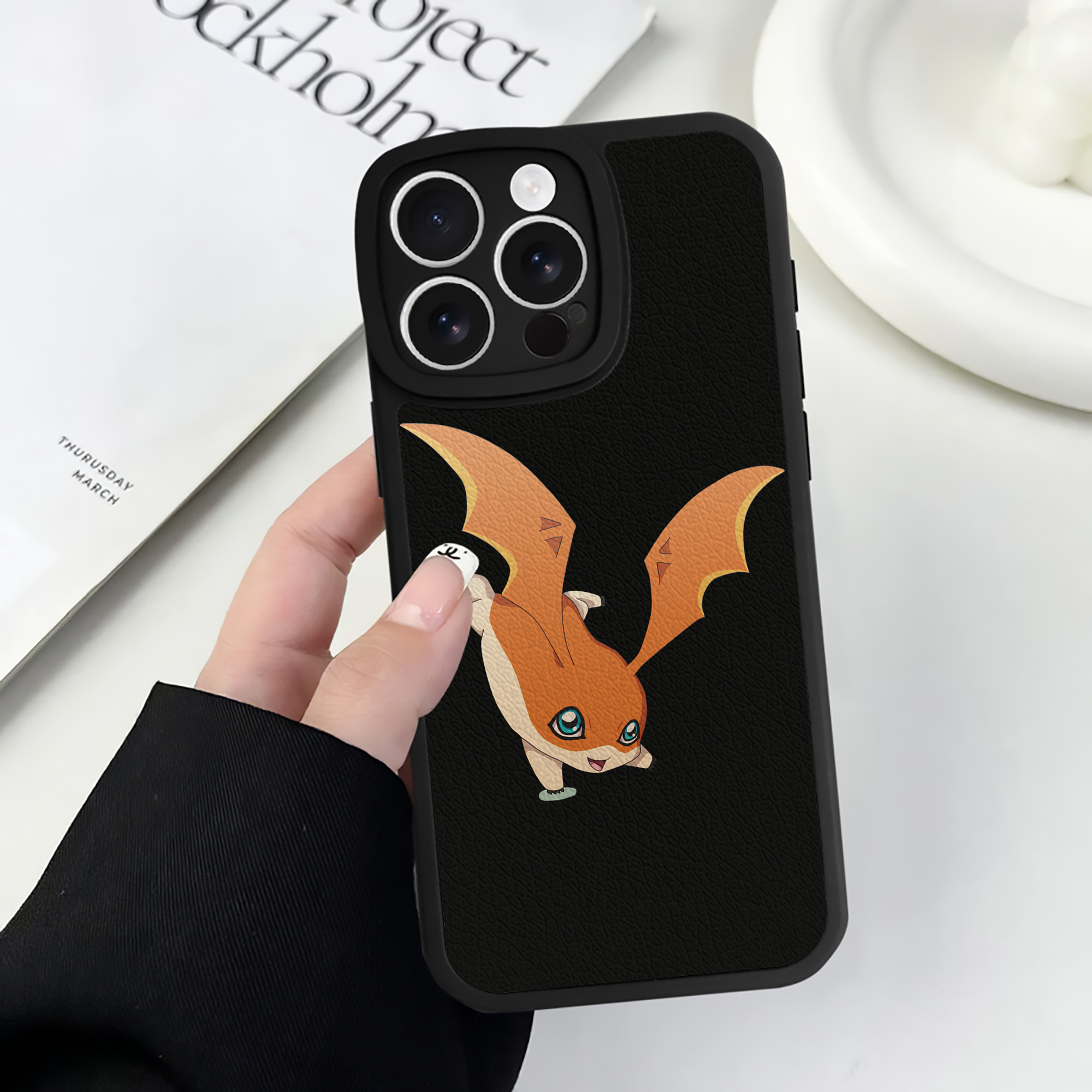 （画像用） Digimon デジタルモンスター/デジモン 【iPhone 16シリーズ対応】シリコンスマホケース（レザー調） 材質：シリコン